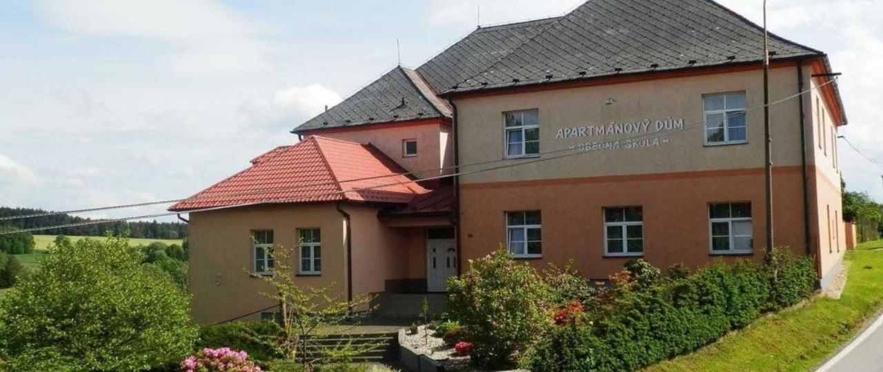 Apartmánový dům Obecná škola Svetlik Esterno foto